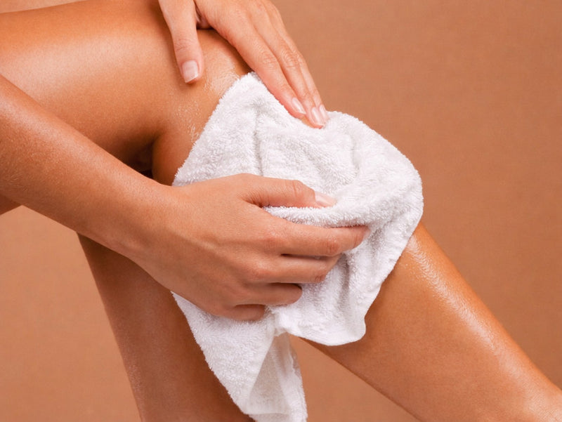 WHEN FINISHED, RINSE SKIN WITH WATER OR SIMPLY PAT-DRY TO DOUBLE AS A MOISTURIZER.